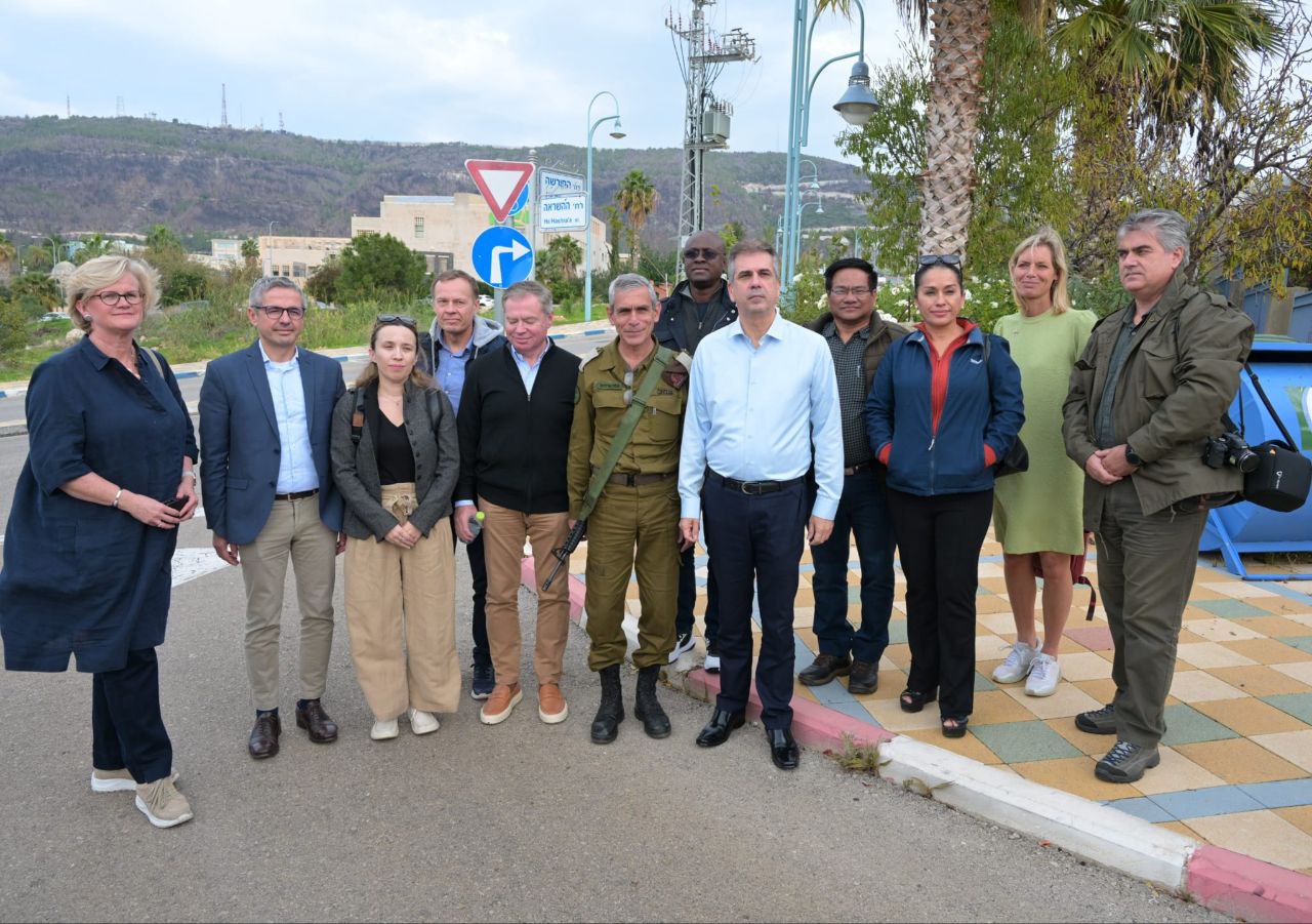 Израильская Правда. Глава МИД Израиля Эли Коэн В ходе поездки с иностранными послами по северной границе