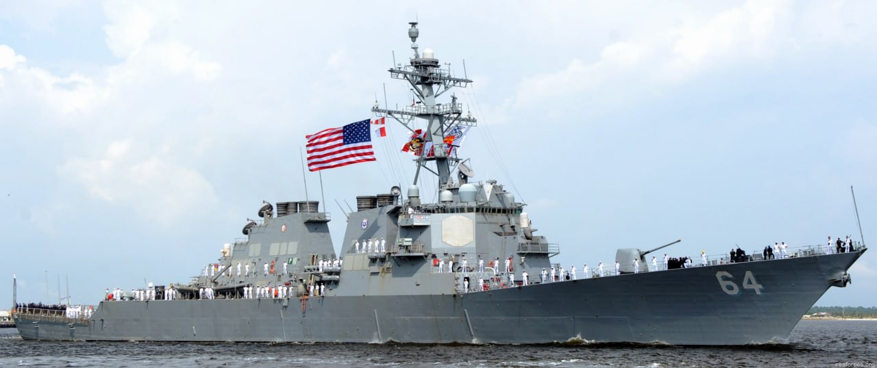 Корабль американских ВМФ USS Carney был атакован ракетами и дронами