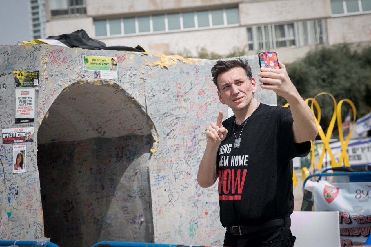 Израильская Правда. стенд-ап-комик и актер Дэниел Райан-Сполдинг побывал сегодня на площади Заложников в Тель-Авиве