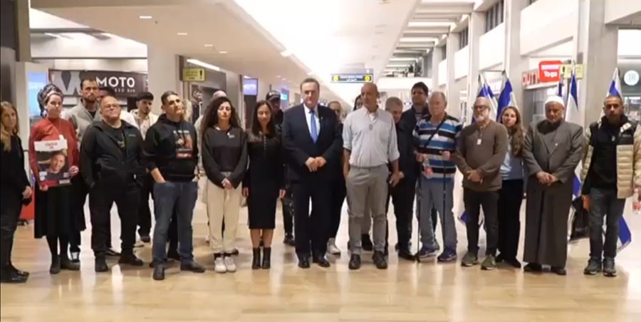 Израильская Правда. Министр иностранных дел Израиля Исраэль Кац вместе с представителями семей похищенных ХАМАСом израильтян вылетел в Нью-Йорк