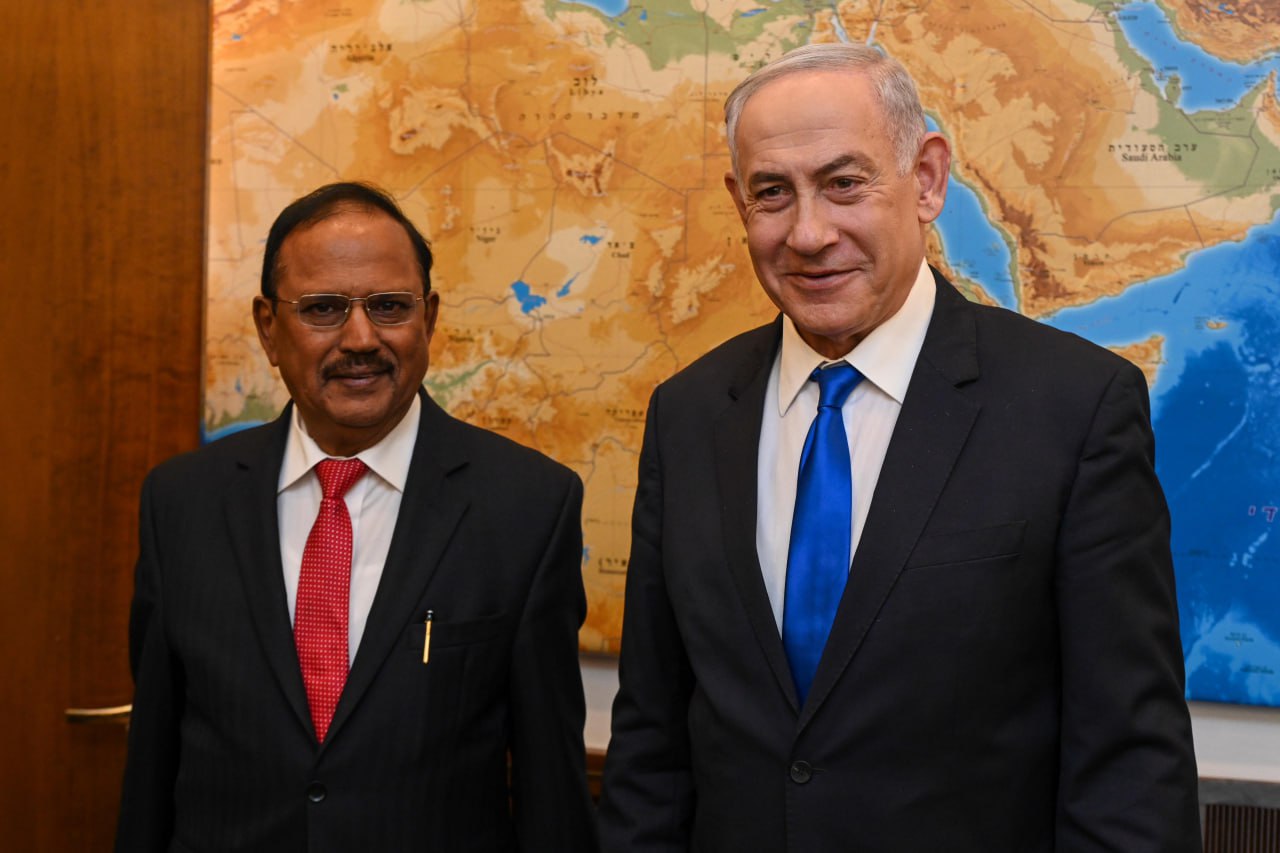 Израильская Правда. Биньямин Нетаниягу встретился сегодня своей канцелярии в Иерусалиме с советником по национальной безопасности премьер-министра Индии