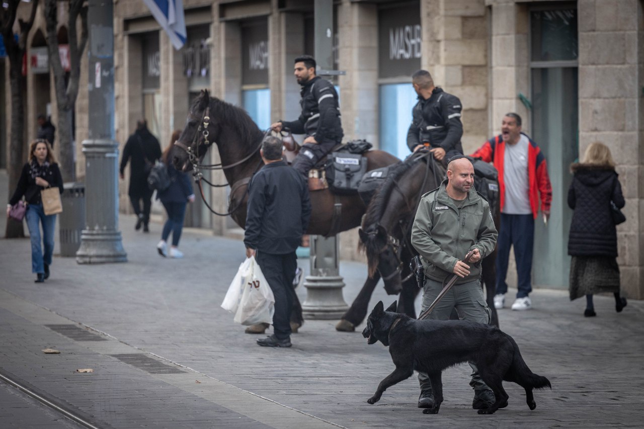 Израильская Правда. конная полиция на улицах Иерусалима.