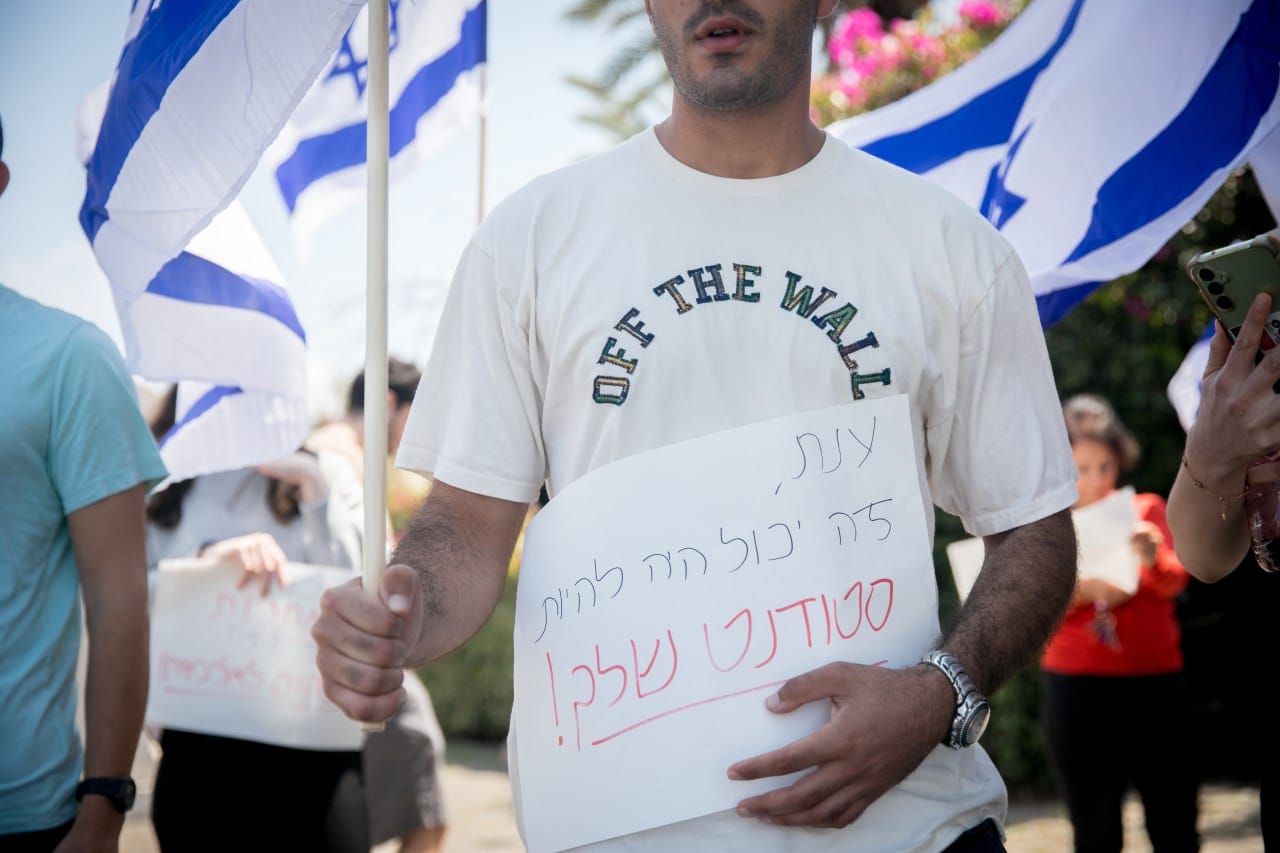 Израильская Правда. студенты провели демонстрацию с требованием уволить старшего преподавателя кафедры философии