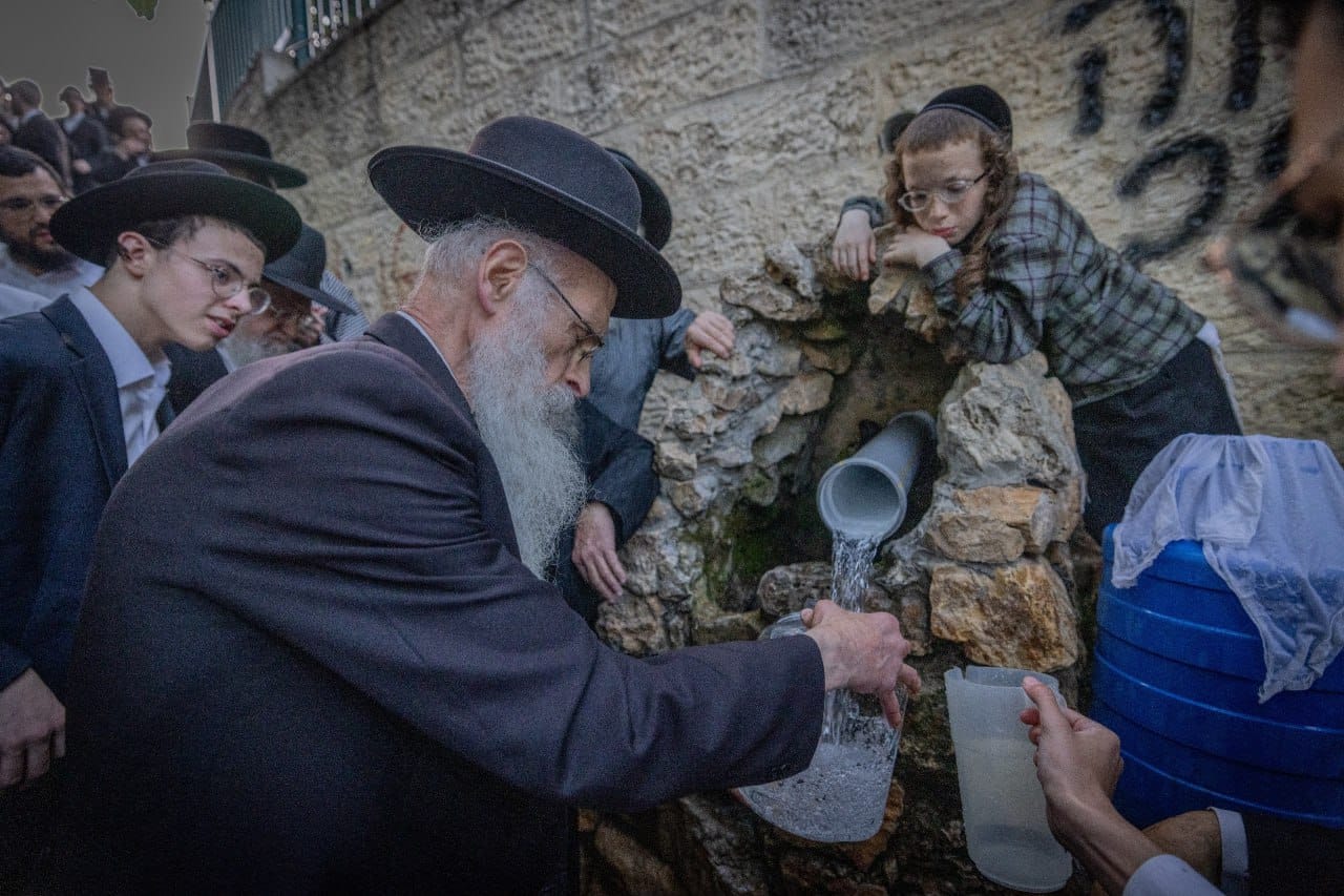Израильская Правда. Ультраортодоксальные евреи набирают воду из горного источника недалеко от Иерусалима.