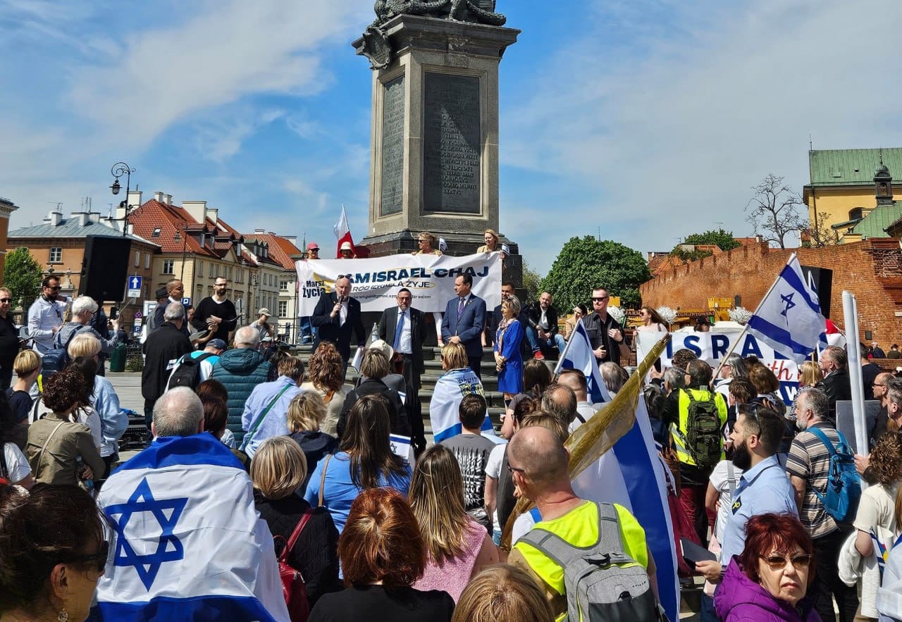 Израильская Правда. Сотни людей приняли участие на главной площади Варшавы в митинге солидарности с государством Израиль