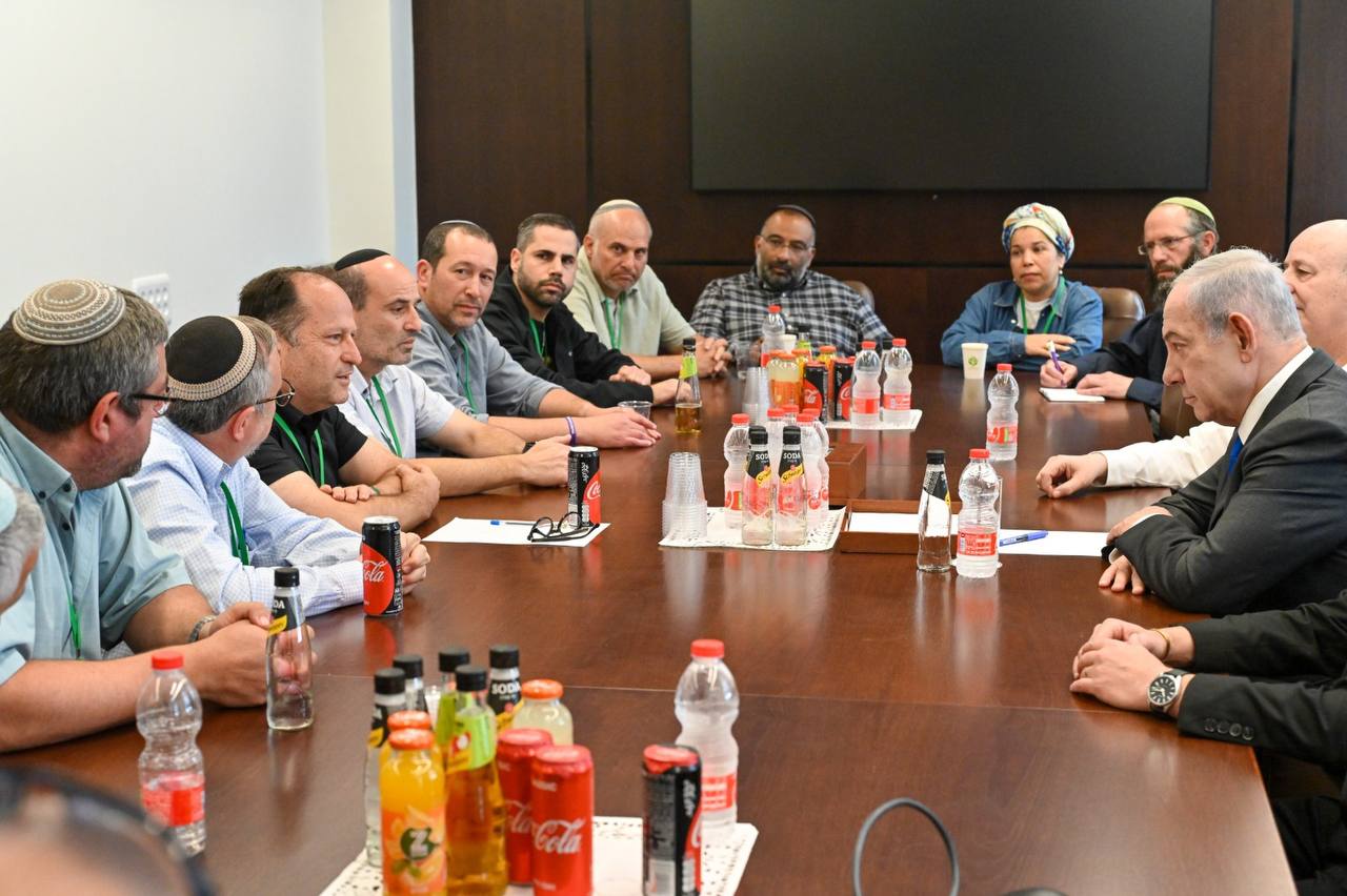 Израильская Правда. Биньямин Нетаниягу встретился сегодня в своей канцелярии в Иерусалиме с представителями семей похищенных и семей