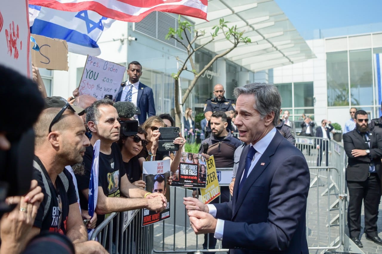 Израильская Правда. госсекретарь США Энтони Блинкен встретился с израильтянами во время акции протеста.