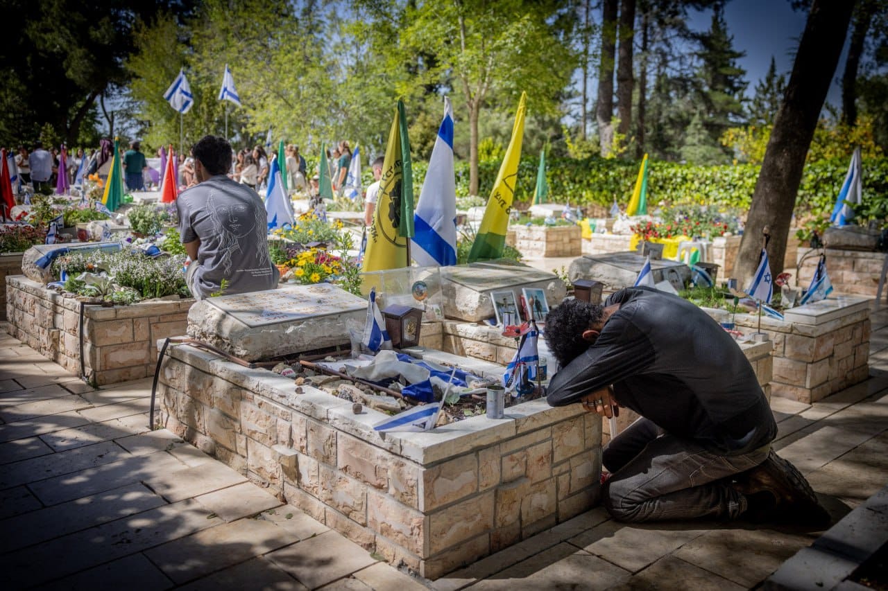 Ираильская Правда. в Иерусалиме, на военном кладбище горы Герцля