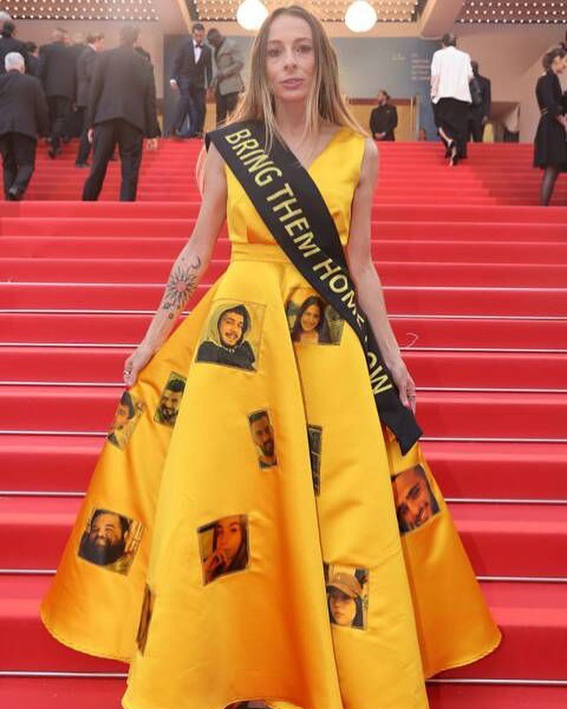 Израильская Правда. На Каннском кинофестивале выжившая 7 октября появилась в желтом платье с лицами заложников