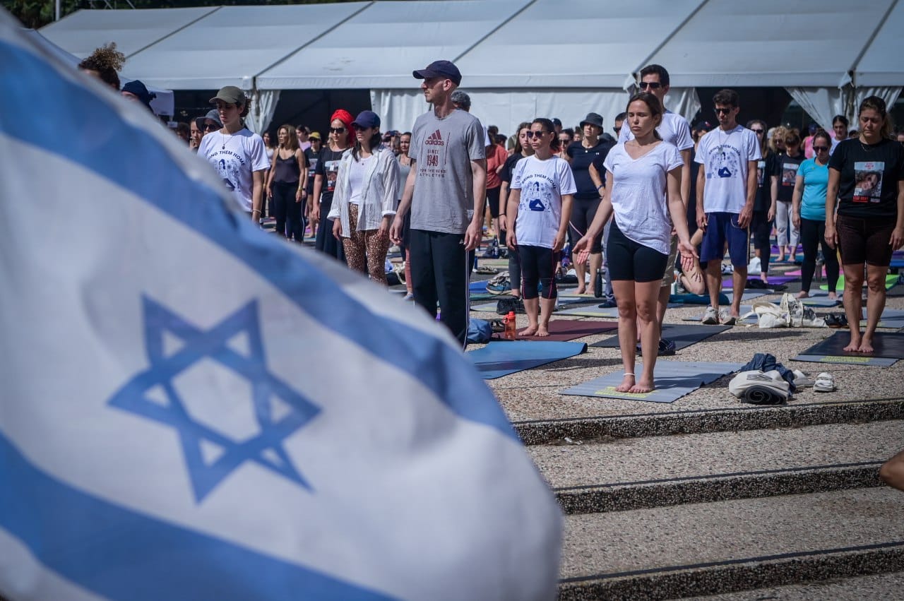 Израильская Правда. в Тель-Авиве на площади Заложников прошло специальное массовое занятие йогой.