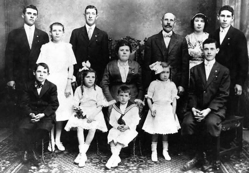 Еврейская семья Карнофски, иммигрировавшая из Литвы в США, пожалела 7-летнего мальчика и привела его в свой дом.