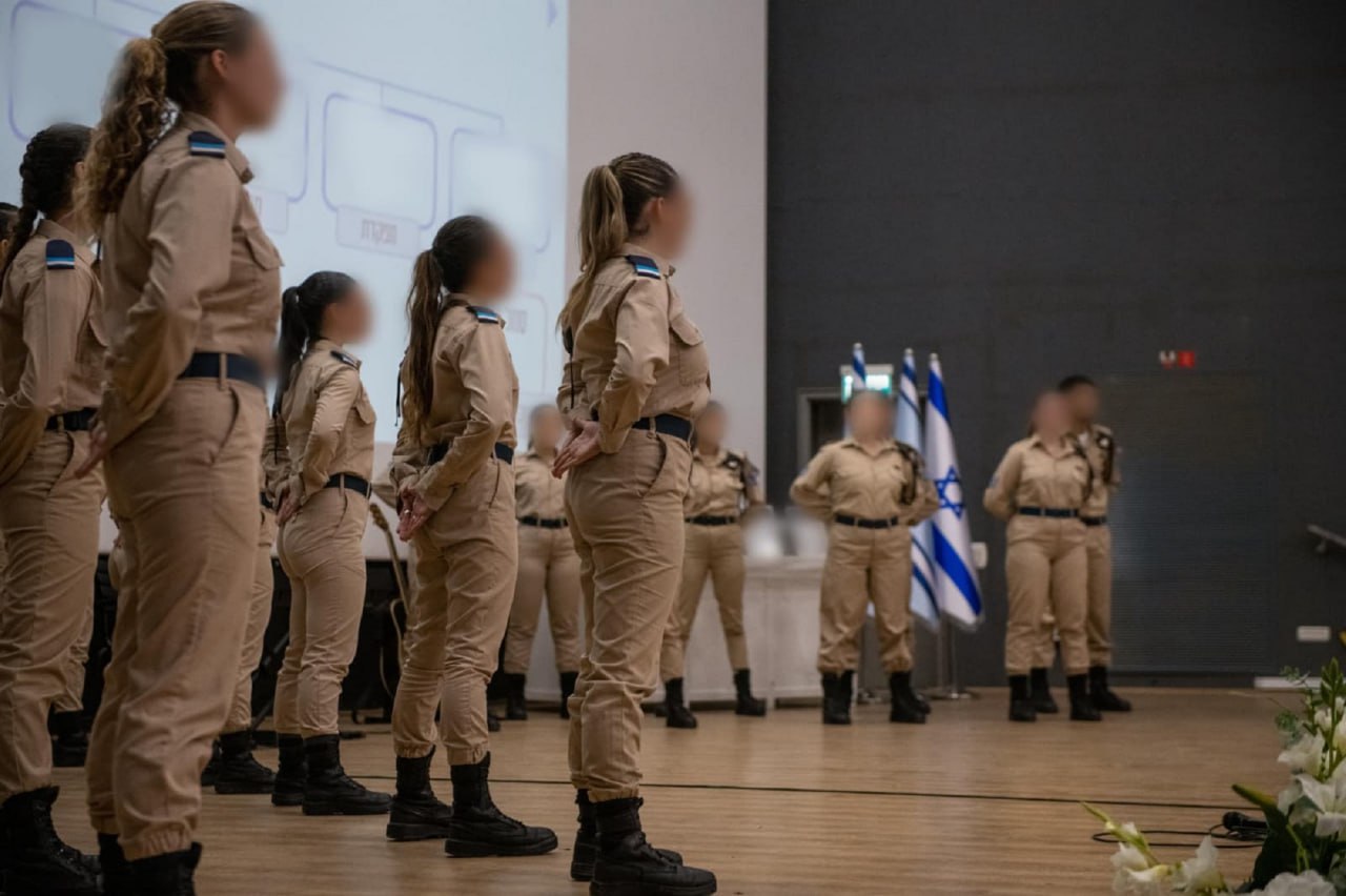 17 новых операторов электронной войны и киберслужбы ЦАХАЛа получили знак рода войск