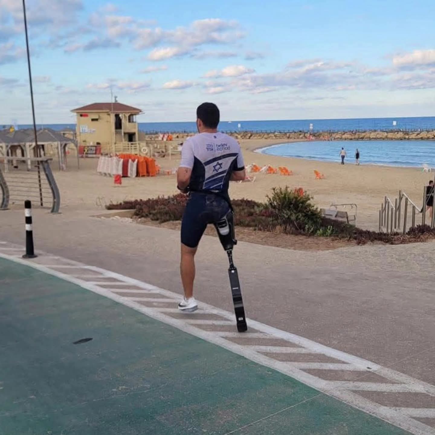 Борис, боец ЦАХАЛа, тяжело раненый и потерявший ногу, после заплыва на 4 километра в море направляется на длительную пробежку.