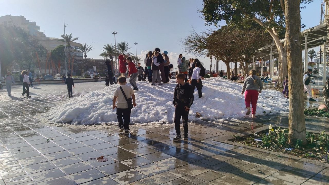 В Нетанию завезли снег.