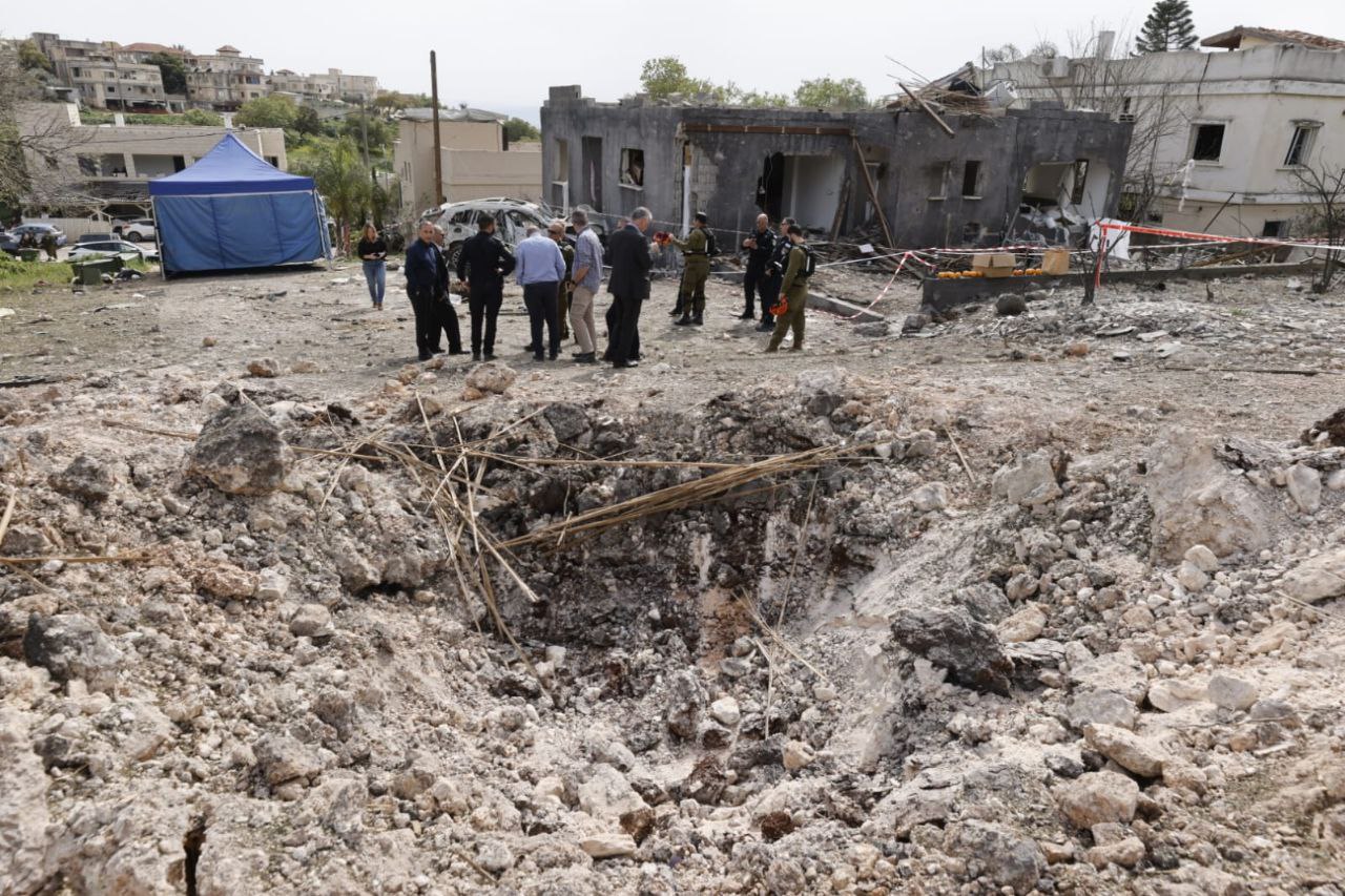 Президент Израиля Ицхак Герцог на месте попадания иранской ракеты в деревне Зарзир недалеко от Назарета: