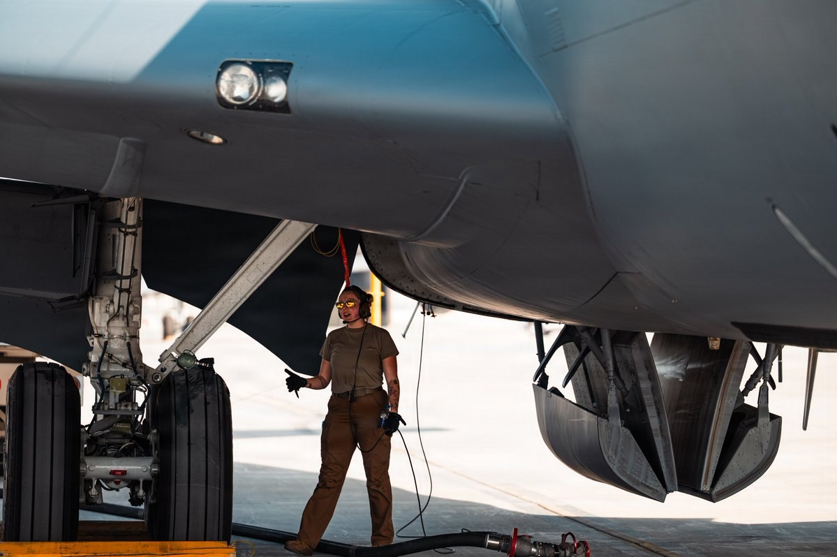 Техники Военно-воздушных сил США работают с самолётом-заправщиком KC-135 Stratotanker.